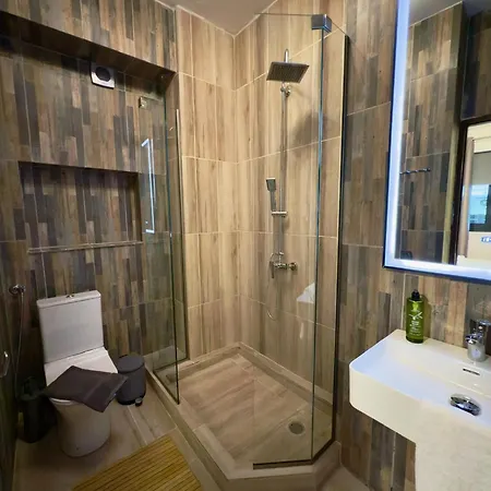 Celine Luxury And Hotell Olympiakí Aktí